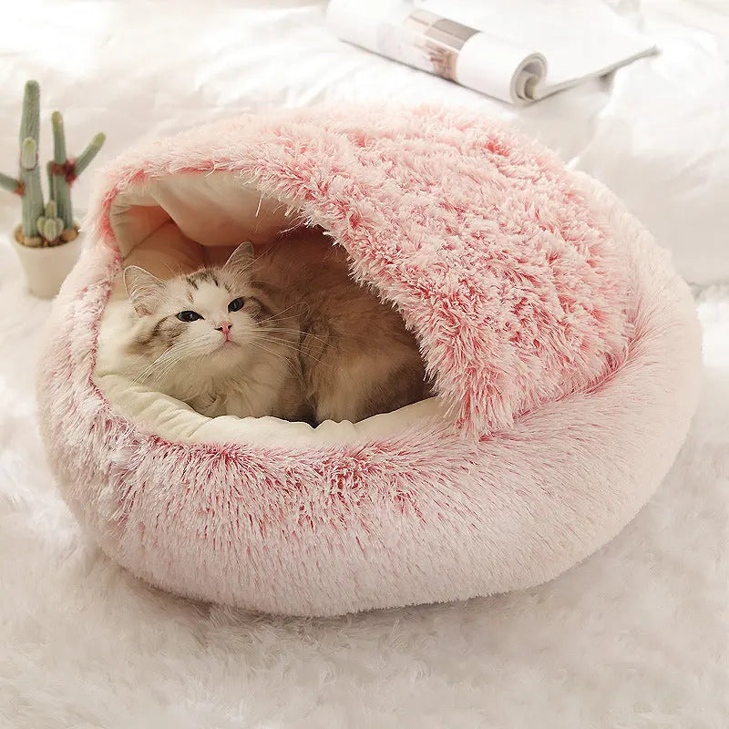Refuge confortable en peluche pour chats, chat installé dedans